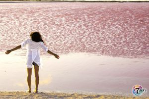 Women at pink lakes of las color