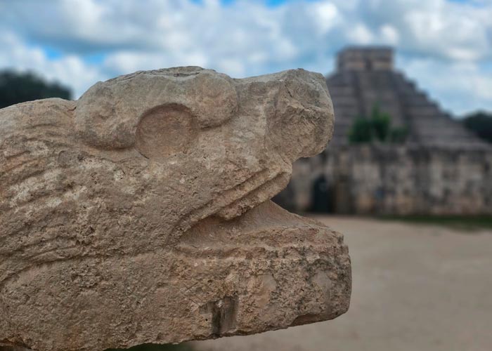 chichen itza serpent sculture