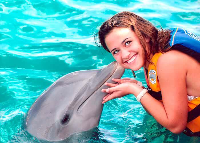 islamujeres dolphin kiss